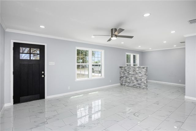 615 E Ligustrum Blvd, Robstown, TX 78380