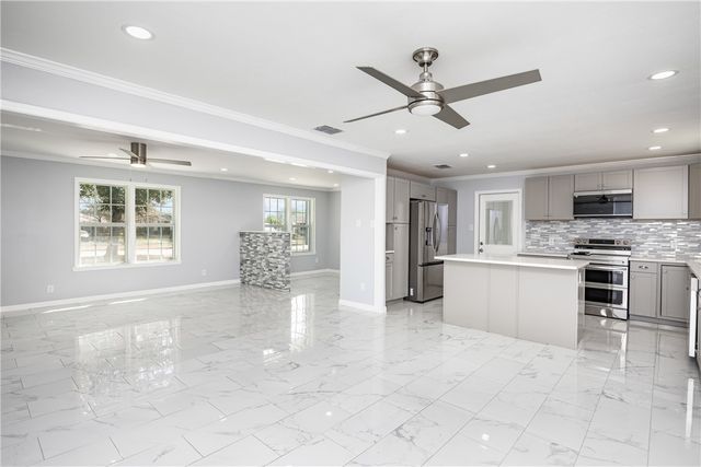 615 E Ligustrum Blvd, Robstown, TX 78380