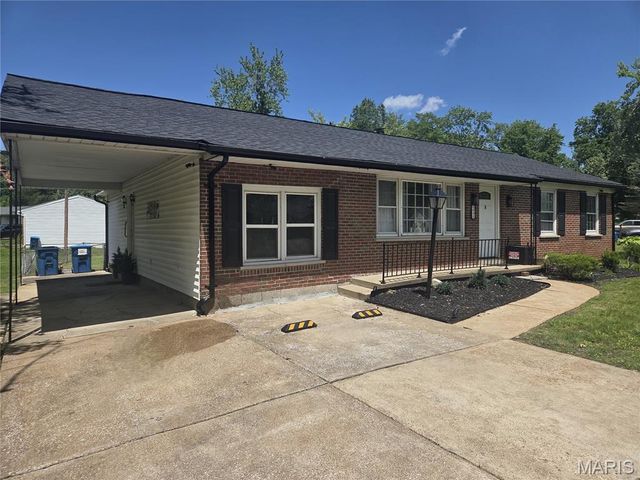 1831 Longford Drive, St Louis, MO 63136