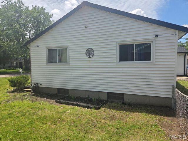 1831 Longford Drive, St Louis, MO 63136