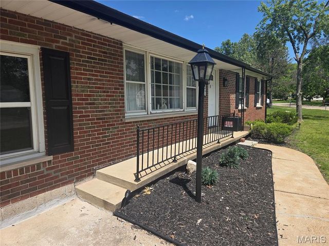1831 Longford Drive, St Louis, MO 63136