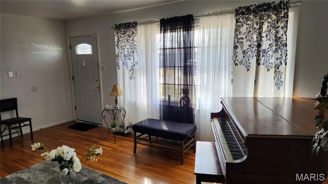 1831 Longford Drive, St Louis, MO 63136
