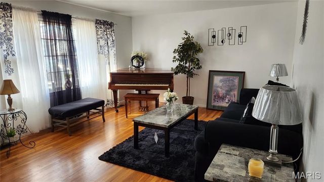 1831 Longford Drive, St Louis, MO 63136