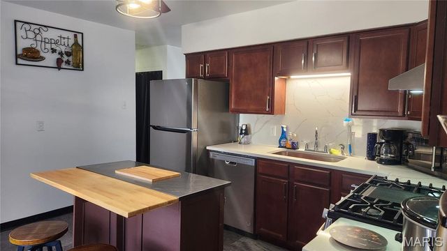 1831 Longford Drive, St Louis, MO 63136