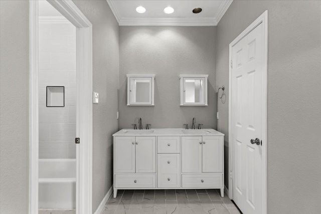 10819 Crown Colony DR 27, Austin, TX 78747