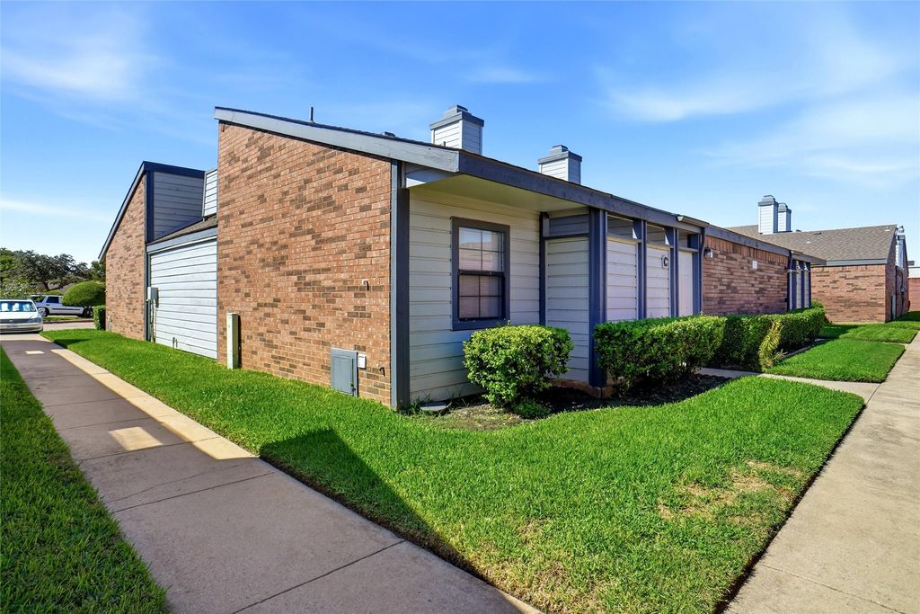 636 Bellaire Drive C, Hurst, TX 76053 — exterior