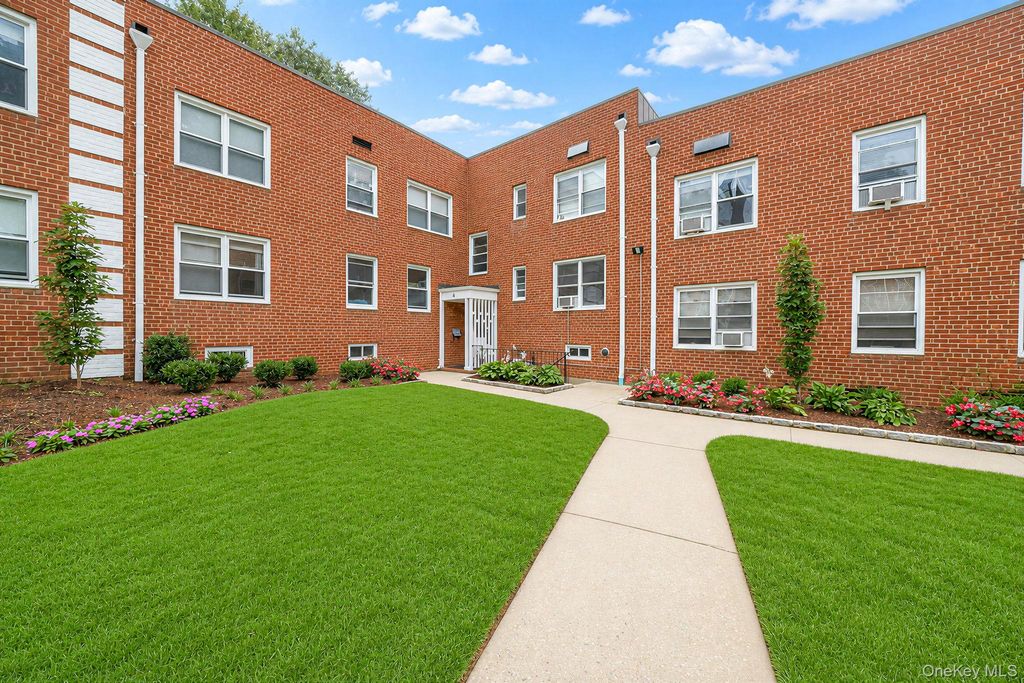 4 Edwards St 1E, Roslyn Heights, NY 11577 — exterior
