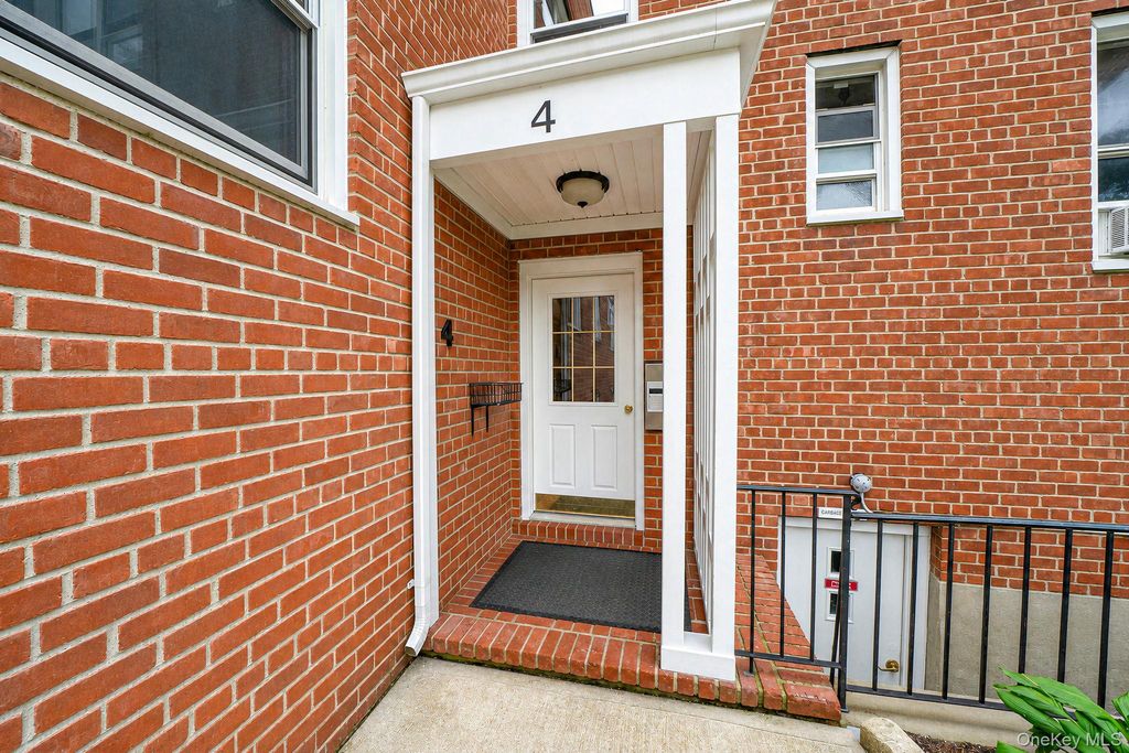 4 Edwards St 1E, Roslyn Heights, NY 11577 — photo 2