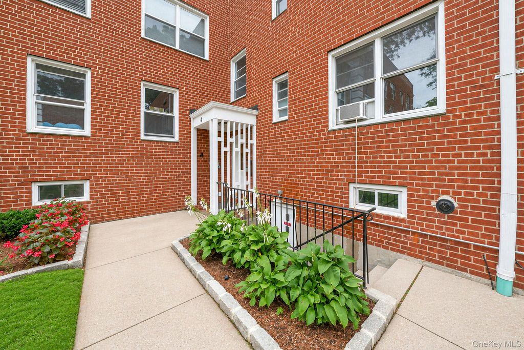 4 Edwards St 1E, Roslyn Heights, NY 11577 — photo 3