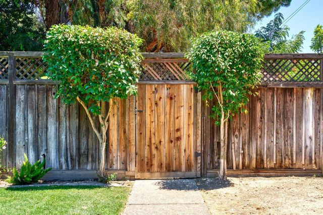 320 N Santa Cruz Ave, Modesto, CA 95354