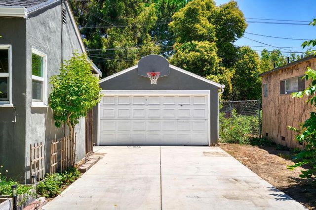 320 N Santa Cruz Ave, Modesto, CA 95354