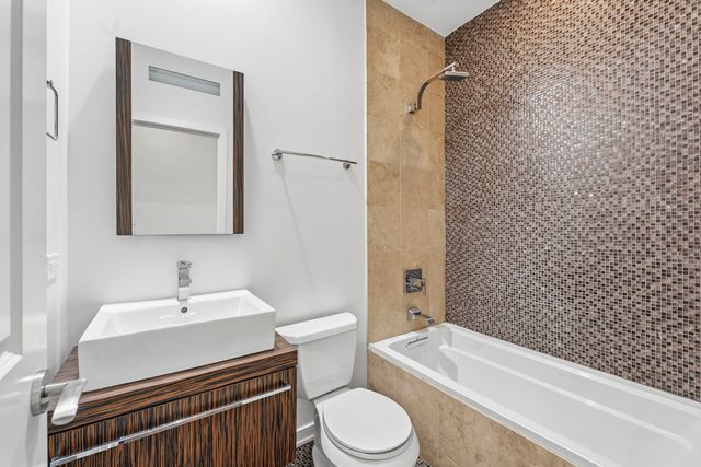 2712 N Artesian Avenue 2, Chicago, IL 60647