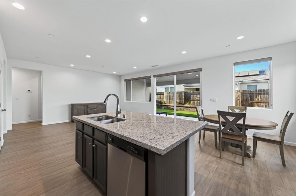 Image 12 of property listing at 4145 Dennis Avenue, Clovis, CA 93619