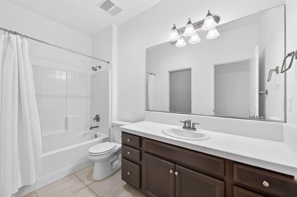 Image 16 of property listing at 4145 Dennis Avenue, Clovis, CA 93619