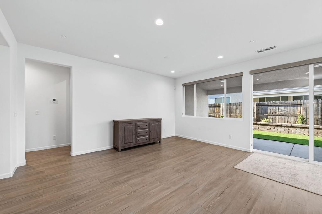 Image 4 of property listing at 4145 Dennis Avenue, Clovis, CA 93619