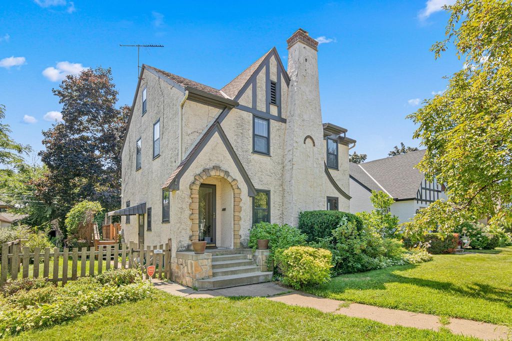 732 Montana Avenue E, Saint Paul, MN 55106