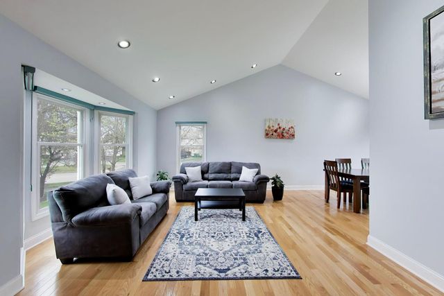 19 Dellmont Court, Buffalo Grove, IL 60089