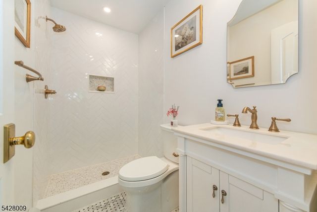 17 WESTOVER TER, West Caldwell Twp., NJ 07006