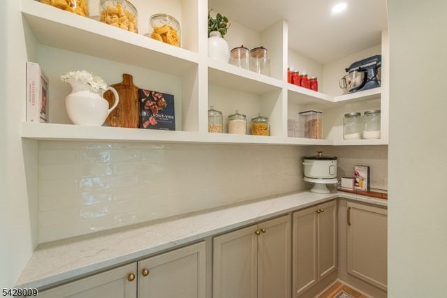 17 WESTOVER TER, West Caldwell Twp., NJ 07006