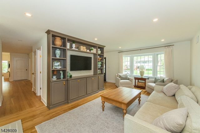 17 WESTOVER TER, West Caldwell Twp., NJ 07006