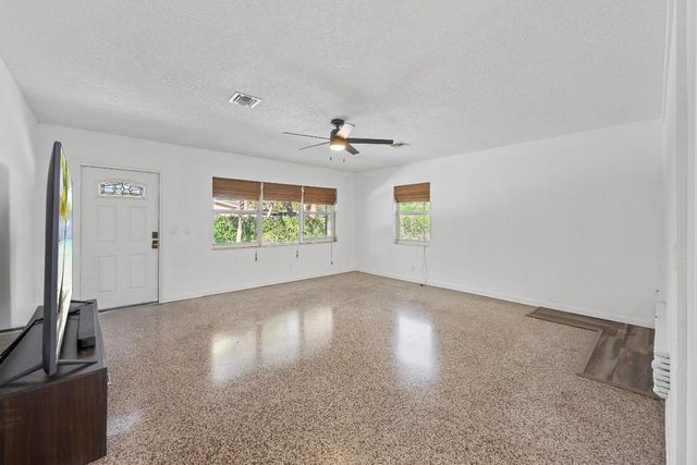 920 S Lake Drive, Lantana, FL 33462