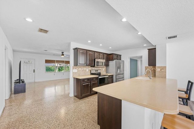 920 S Lake Drive, Lantana, FL 33462