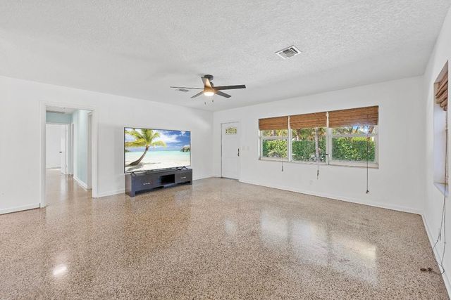 920 S Lake Drive, Lantana, FL 33462