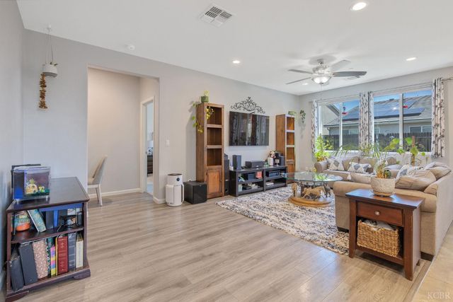 1090 Jade Way, Lemoore, CA 93245
