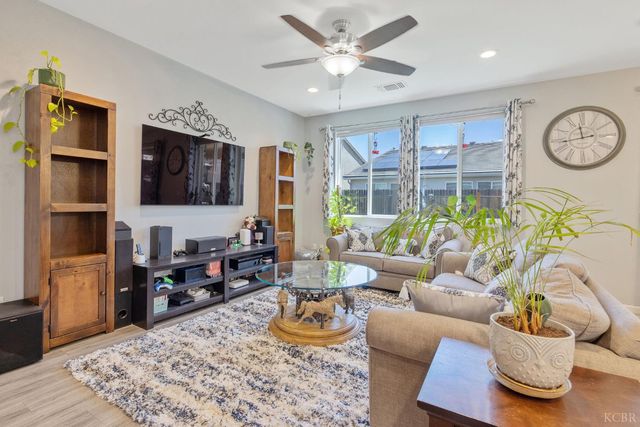 1090 Jade Way, Lemoore, CA 93245