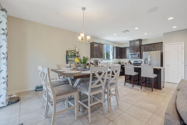 1090 Jade Way, Lemoore, CA 93245
