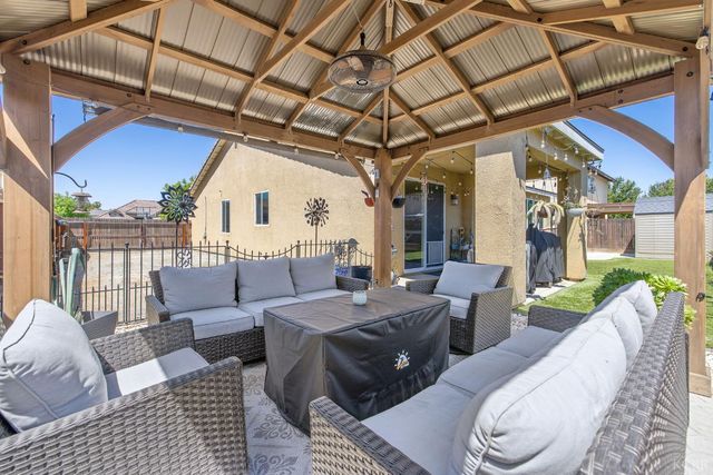1090 Jade Way, Lemoore, CA 93245