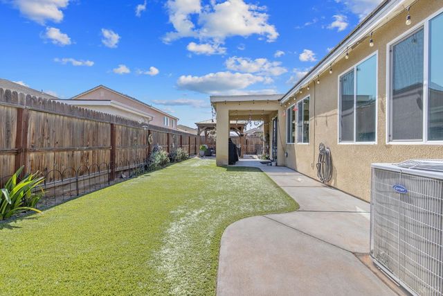 1090 Jade Way, Lemoore, CA 93245
