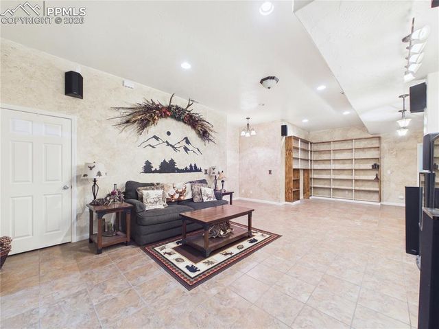 553 S Saunders Drive, Pueblo West, CO 81007