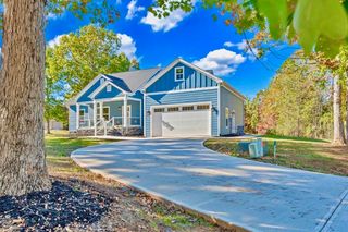 206 Spyglass LN, Huddleston, VA 24104
