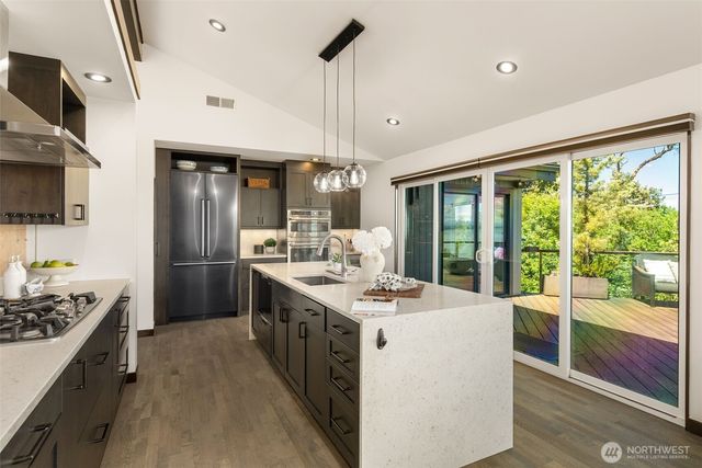 10847 Bill Point Bluff NE, Bainbridge Island, WA 98110