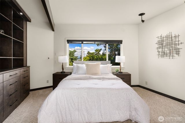 10847 Bill Point Bluff NE, Bainbridge Island, WA 98110