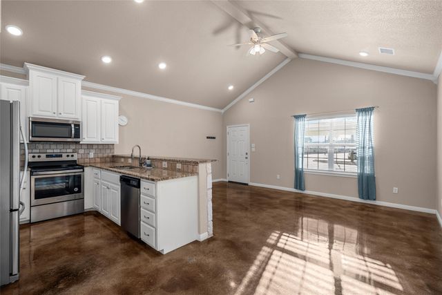 402 Spring Street, Mcgregor, TX 76657