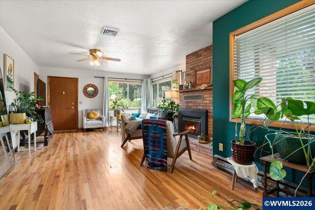 303 Mill St, Silverton, OR 97381