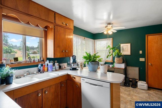 303 Mill St, Silverton, OR 97381