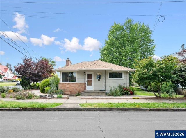303 Mill St, Silverton, OR 97381