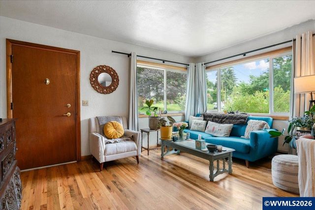 303 Mill St, Silverton, OR 97381