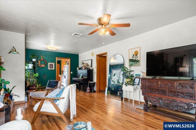 303 Mill St, Silverton, OR 97381