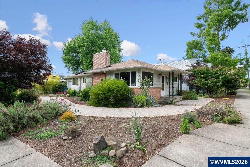 303 Mill St, Silverton, OR 97381