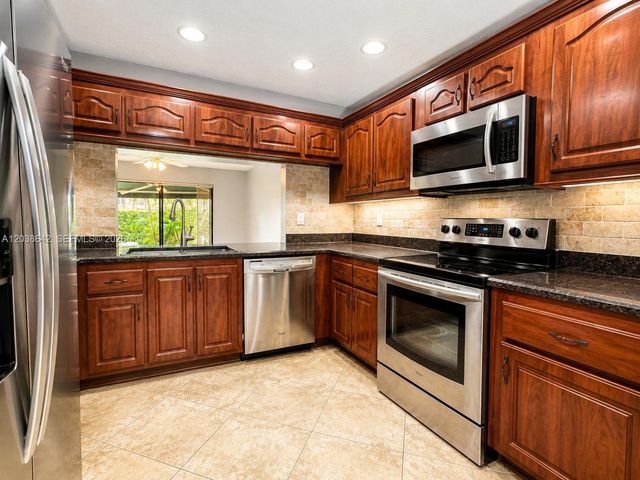 5476 Gate Lake Rd 5476, Tamarac, FL 33319