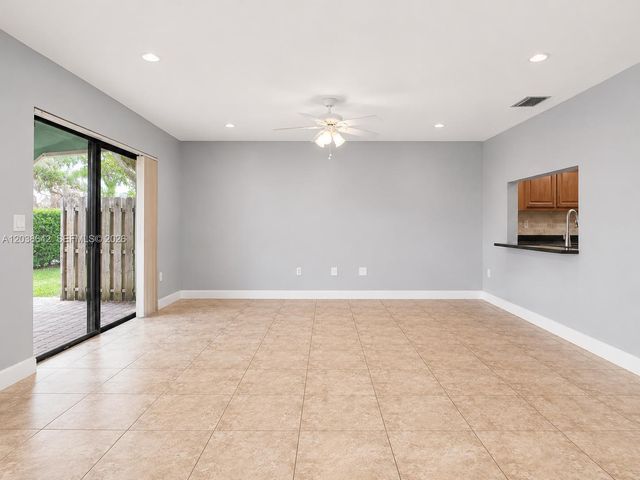5476 Gate Lake Rd 5476, Tamarac, FL 33319