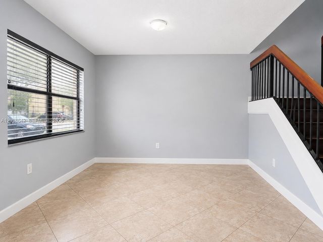 5476 Gate Lake Rd 5476, Tamarac, FL 33319