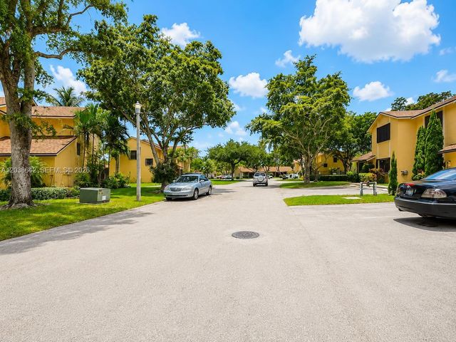 5476 Gate Lake Rd 5476, Tamarac, FL 33319