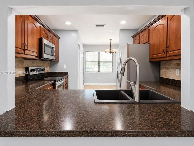 5476 Gate Lake Rd 5476, Tamarac, FL 33319