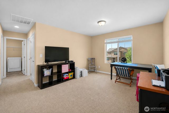 516 Petersen Drive E, Enumclaw, WA 98022