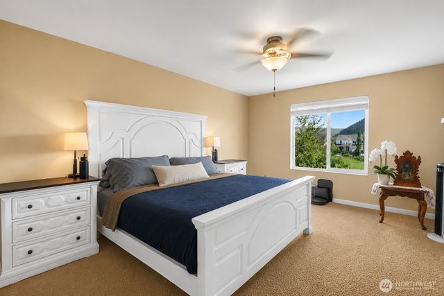516 Petersen Drive E, Enumclaw, WA 98022